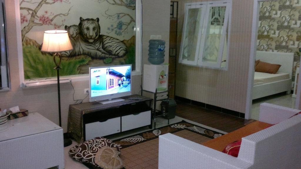 Griya Nelwan Guest House Malang Zewnętrze zdjęcie